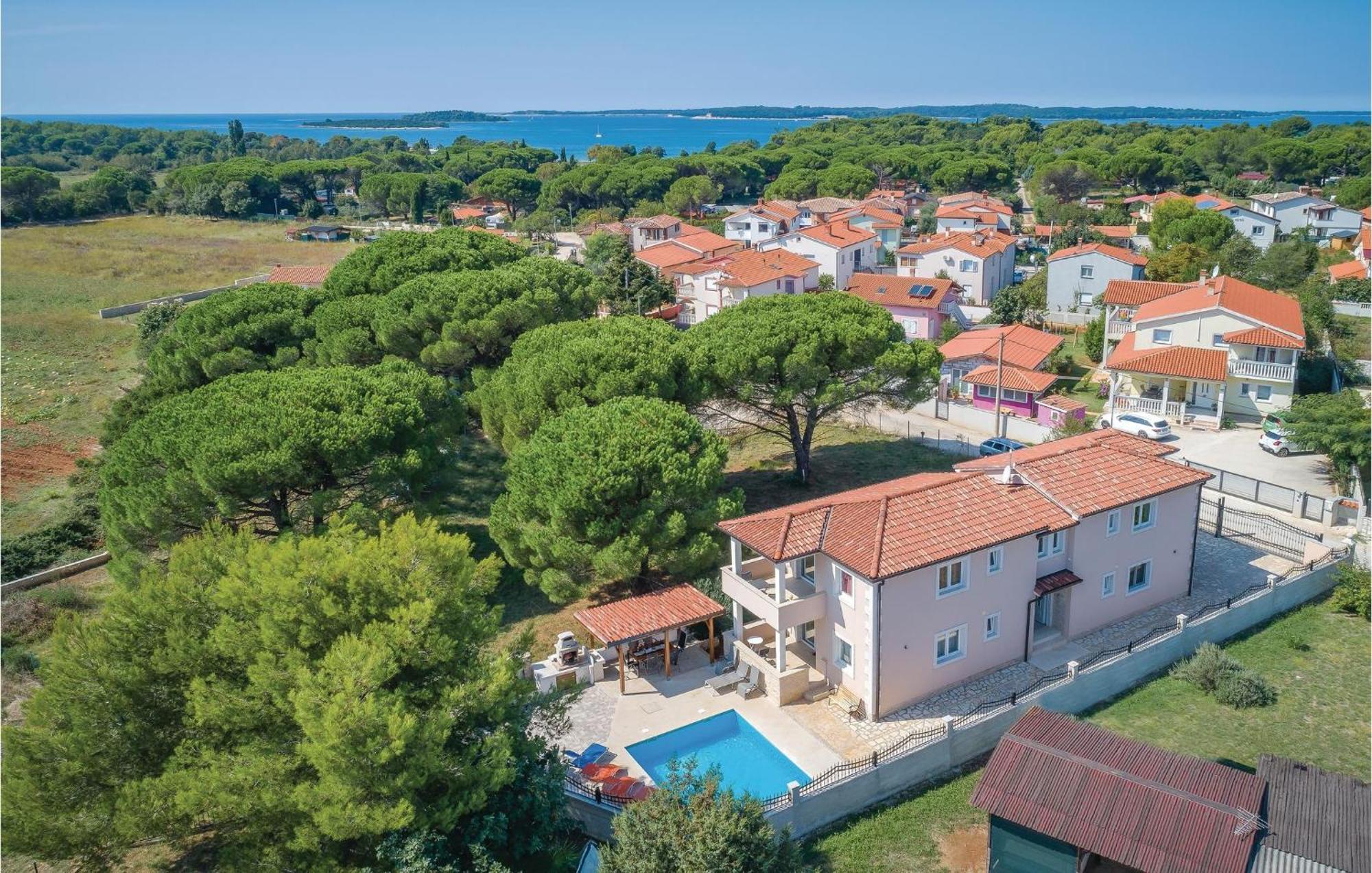 Cozy Home In Valbandon With Kitchen Štinjan Εξωτερικό φωτογραφία